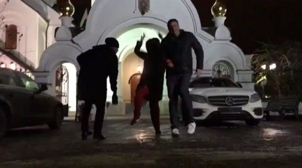 Кандидат в президенты России Ксения Собчак устроила танцы напротив православного храма в Москве. 