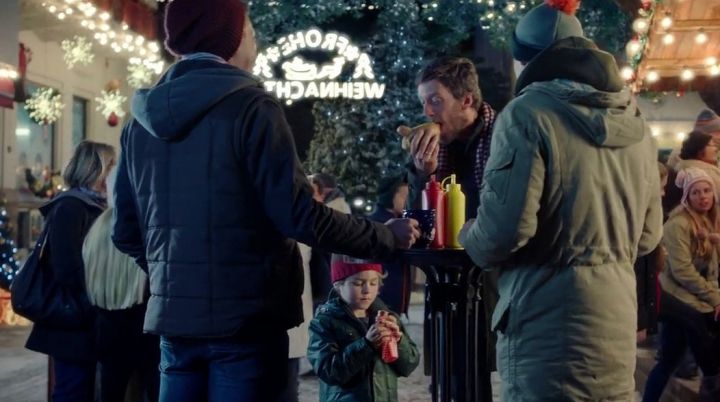 Cel mai mare supermarket din Germania a fost forţat să nege că reclama sa de Crăciun ar conţine însemne ascunse pro-naziste. Foto: dmcdn.net