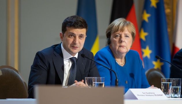Меркель пригласила Зеленского в Берлин.