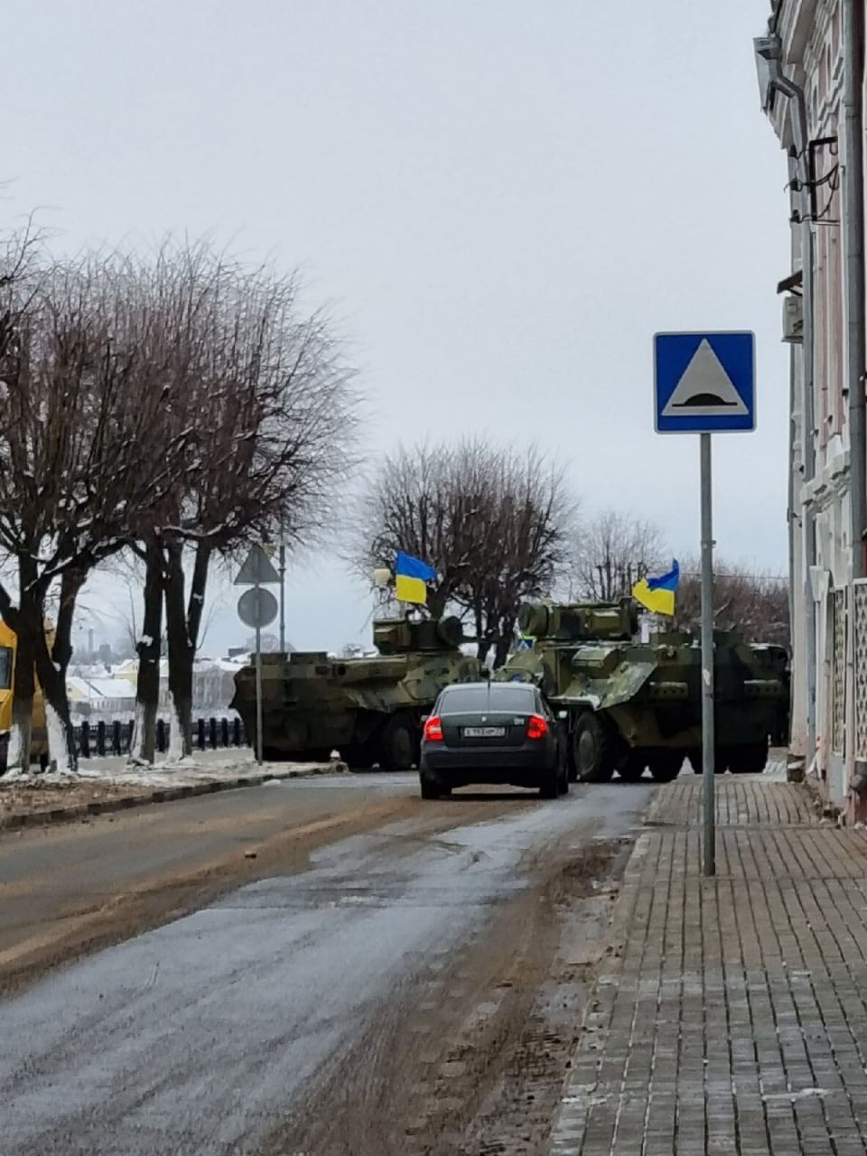 В российском городе заметили военную технику с украинскими флагами.