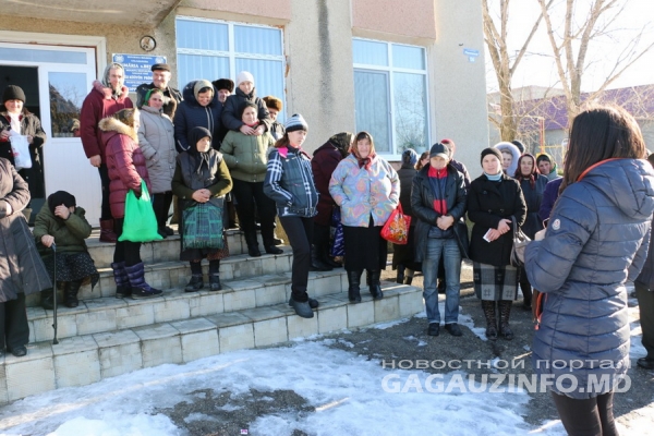 Около 350 семей сегодня получили новогодние подарки. Фото: gagauzinfo.md