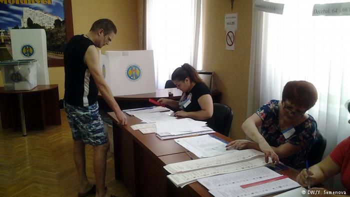 Liberalul Dorin Chirtoacă și socialista Zinaida Greceanîi se vor confrunta în turul doi al alegerilor pentru funcția de primar de Chișinău. Foto: dw.de