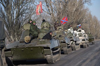 Представители самопровозглашенных ДНР и ЛНР сообщили о начале отвода последних колонн техники от линии соприкосновения.Фото: Коммерсантъ