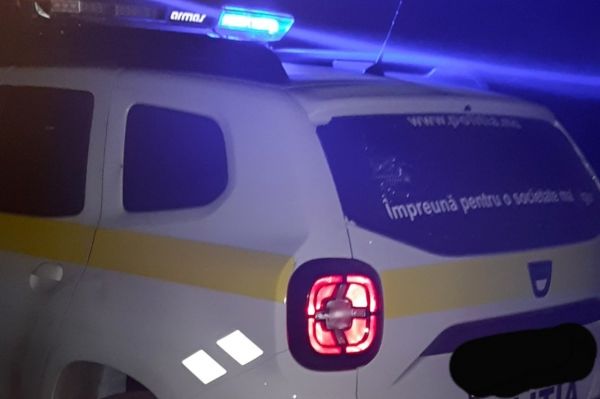 Один из камней разбил заднее стекло автомобиля.