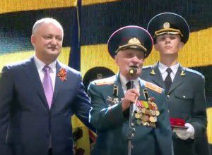 Ветерана ВОВ, вышедшего с приветственным словом к собравшимся, встретили криками "Спасибо!"