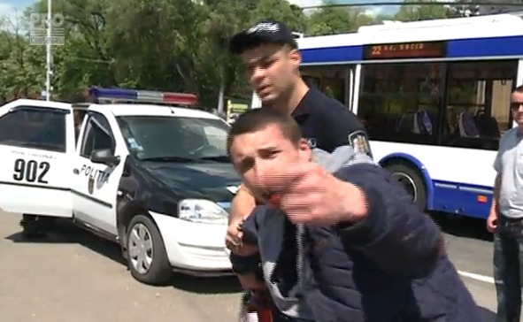 Ei le-au spus politistilor ca ar fi baut la unul dintrei ei cu ocazia Pastelui, apoi au decis sa continua sarbatoarea acasa la celalat.