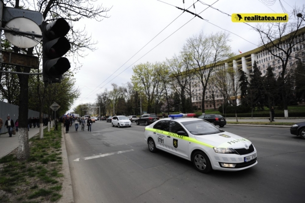În zorii zilei, mașina a fost depistată. Infractorul a abandonat-o la intersecția străzilor Valea Crucii cu Grenoble.