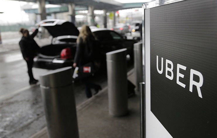 Uber запускает программу страхования пассажиров на время поездки в такси. Фото: AP Photo
