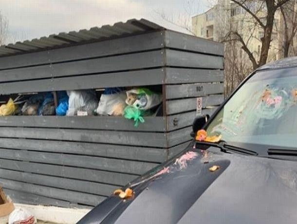 В столице жильцы забросали мусором BMW, преградивший дорогу мусоровозу.