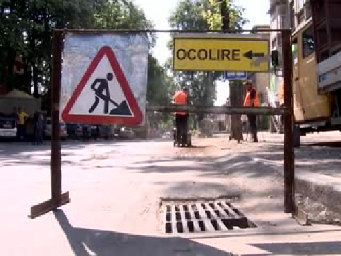 Primăria Chişinău anunţă că traficul a fost suspendat pe strada Riga.