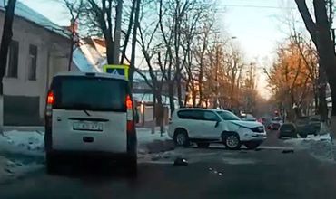 O maşină s-a răsturnat, după ce s-a ciocnit cu alt autoturism.
