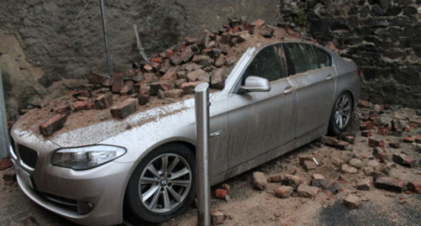 O femeie i-a distrus cu o cărămidă maşina fostului soţ. Foto simbol: puterea.ro