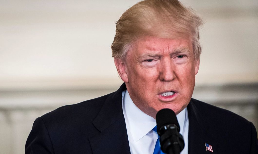 Трамп категорически отвергает все обвинения по импичменту.