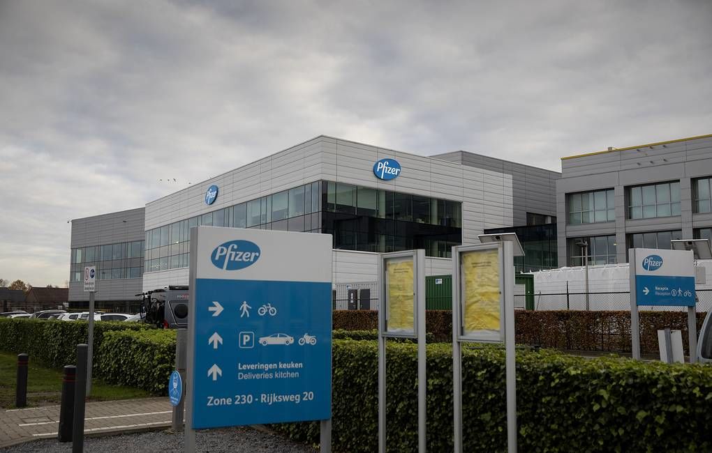 Pfizer и BioNTech заявили, что их вакцина показала 95 % эффективности после испытаний.