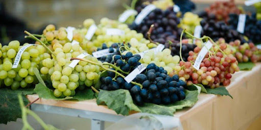 В столице проходит ярмарка по продаже винограда: продукцию представили три десятка фермеров.