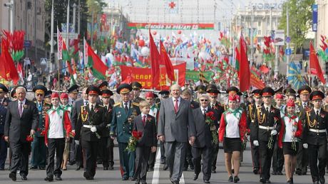 Autoritățile recomandă panglica în culorile drapelului Belarusului, roșu și verde, decorată cu flori de măr. Foto: tv.sb.by