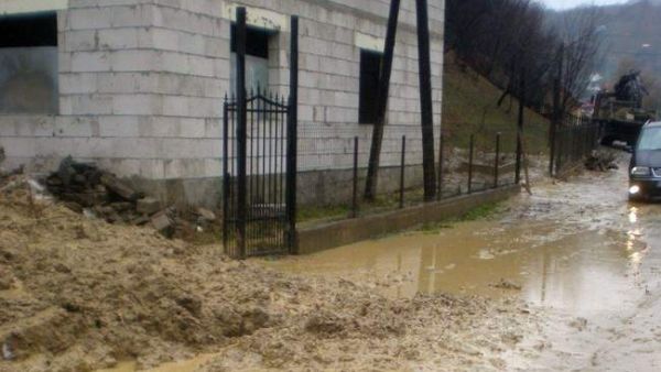Un copil a murit inecat dupa ce a ajuns intr-o rapa.