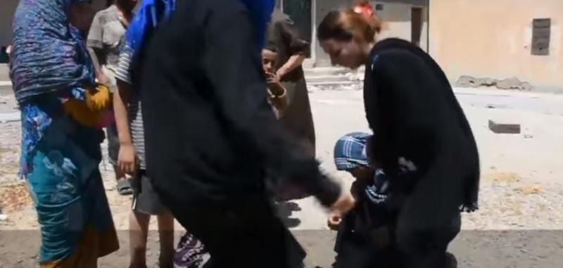 Momentul în care femeile din Raqqa își ard vălul islamic, după eliberarea de sub ISIS.