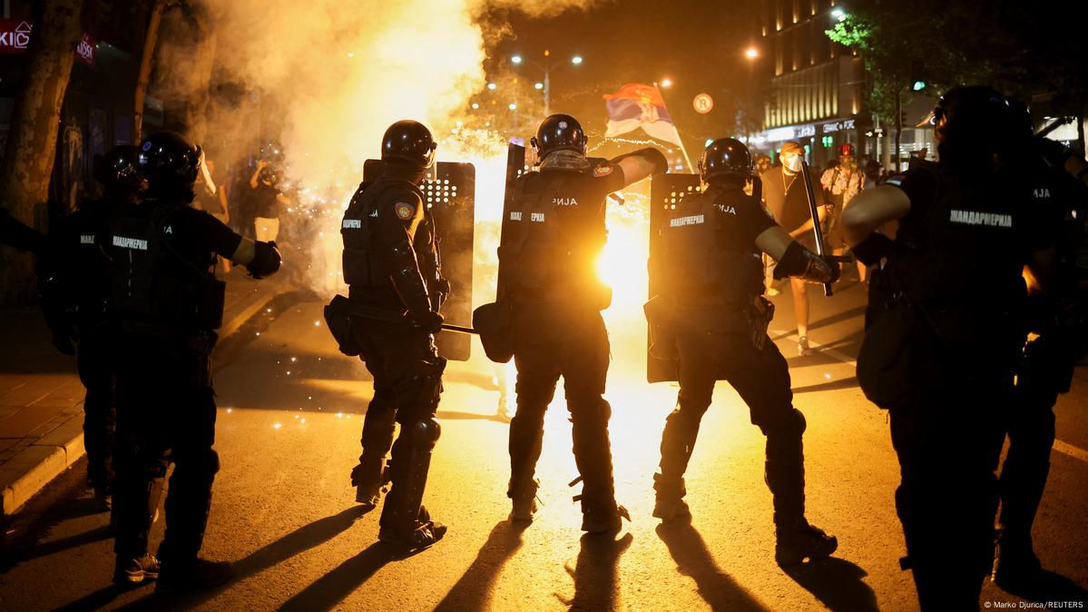 Protestele din Belgrad s-au sfârșit în ciocniri cu Poliția.