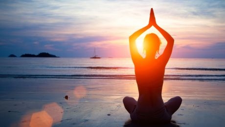 Vacanțele asociate cu meditația și yoga pot crește speranța de viață. Foto: wp.nootheme.com