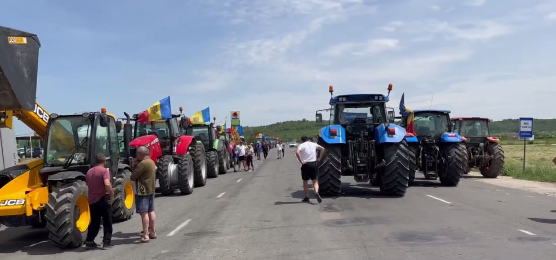 Протестующие фермеры перекрыли дорогу в Леушенах.