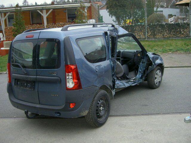 Răniţii au fost internaţi. O autobasculantă MAN s-a ciocnit frontal cu un automobil Dacia.