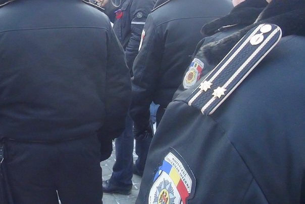 Полиция выбила дверь в примэрию Чадыр-Лунги, чтобы вновь сорвать флаг Содружества независимых государств.