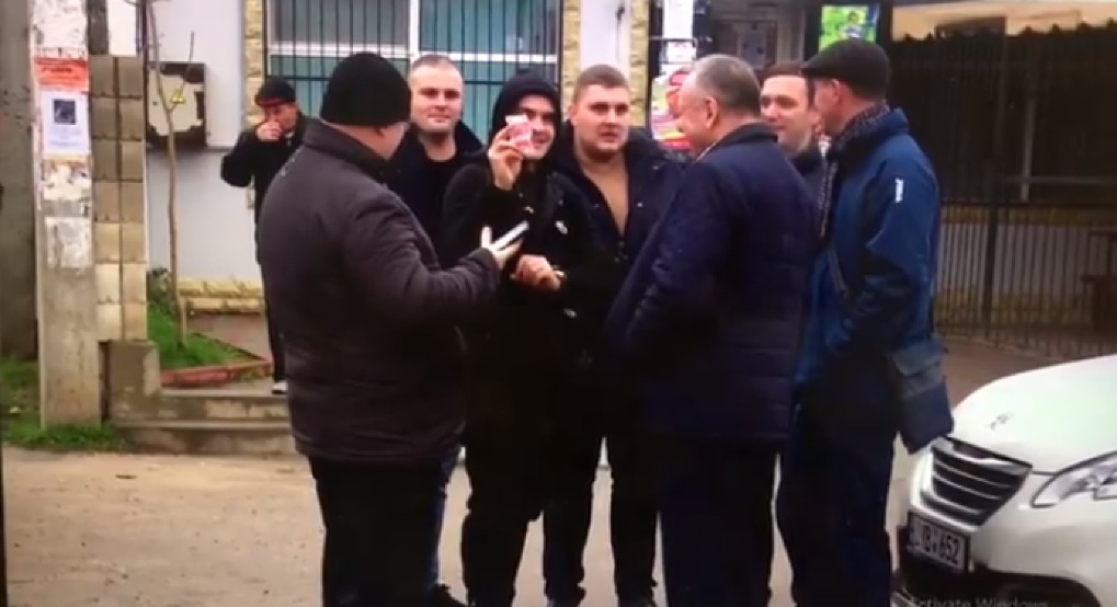 Alegeri în Sângera: Tuţu flutură o bancnotă în aer. Ce ar însemna. Foto realitatea.md