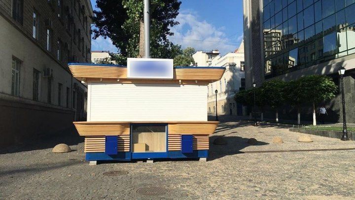 На столичной пешеходной улице Евгения Доги за ночь появился ларек.