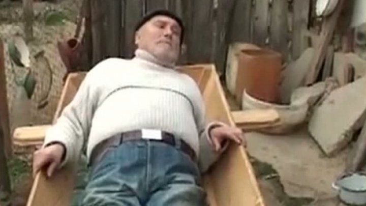 Motivul pentru care un bărbat doarme numai în sicriu