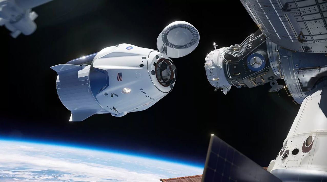 Crew Dragon отстыковался от МКС и возвращается на Землю.