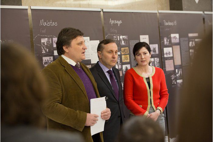 В молдавском парламенте впервые открылась выставка, посвященная жертвам геноцида.