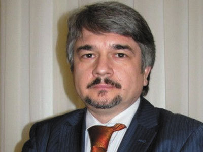 Политолог отмечает, что жители Украины решают вопрос не о том, чтобы сохранить независимое государство, а о том, кому отдать свой суверенитет.