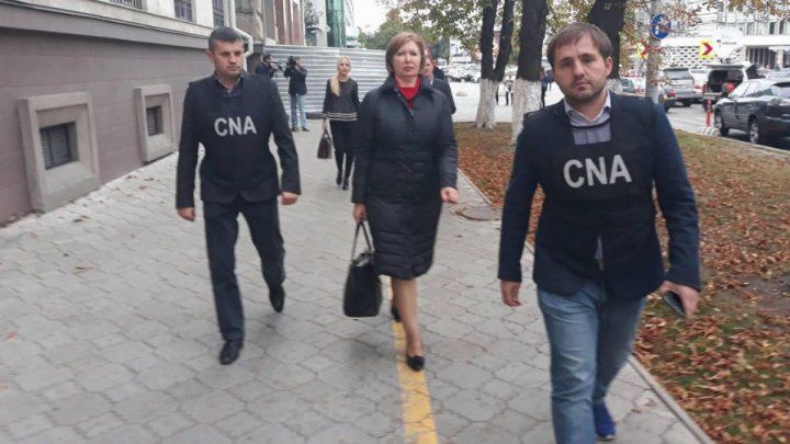 Viceministrul suspendat al Finanţelor, Maria Cărăuş, cercetată pentru acte de corupţie, rămâne în arest. 