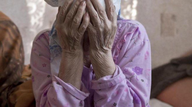 Italia: O moldoveancă, filmată cum o bate pe bătrâna de care îngrijea. Foto simbol: timpul.md