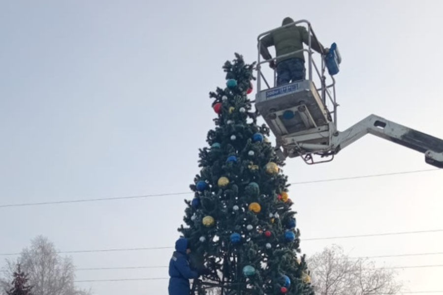 Муниципальные службы начали убирать с улиц Кишинева новогодние украшения.