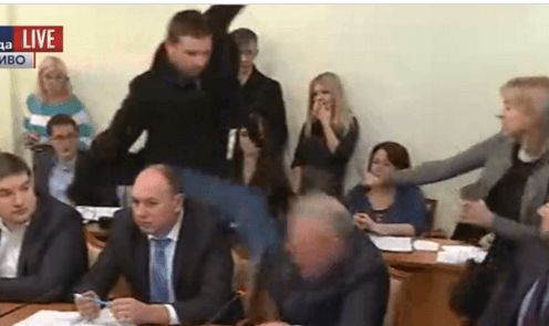 Deputat ucrainean l-a lovit cu piciorul în cap pe reprezentantul Serviciului de Securitate. Foto: agora.md