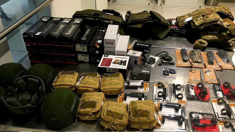 В аэропорту у гражданина Украины и США нашли каски, бинокли, бронежилеты.