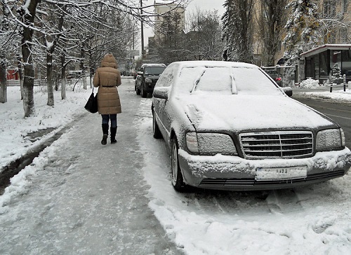 На улицах не только пушистый снежок, но и гололед.