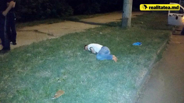 Bărbatul zăcea pe marginea străzii, desculț, iar încălțămintea era la câțiva pași de el. Foto: realitatea.md