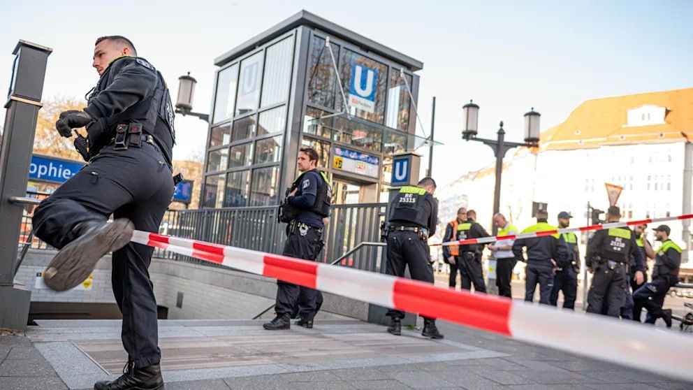 Atac cu cuțit la Berlin: Un sirian l-a înjunghiat mortal pe un german în metrou.