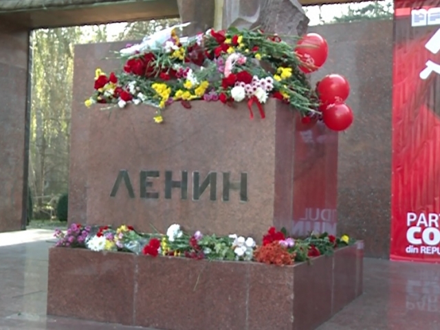 Membri si simpatizanti ai Partidului Comunistilor s-au adunat astazi, 7 noiembrie, la monumentului revolutionarului Vladimir Ilici Lenin pentru a sarbatori a 97-a aniversare de la Revolutia din Octombrie 1917.