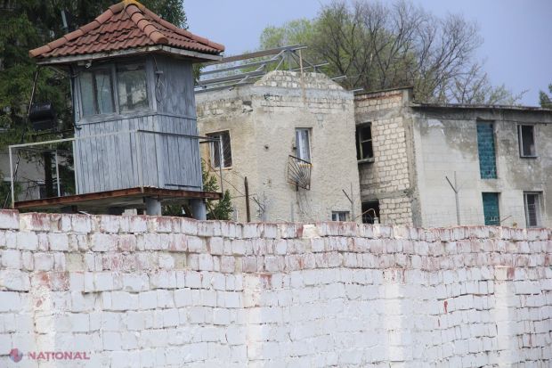 Circa 1700 de deți­nuți din peni­ten­ci­a­rele din țară, care urmau a fi eli­be­rați con­di­ţio­nat îna­inte de ter­men.