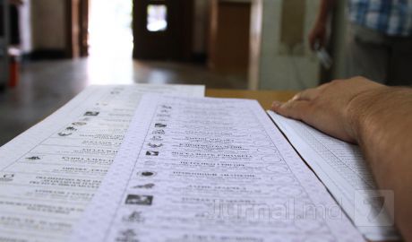 Женщина и трое мужчин убежали с бюллетенями.