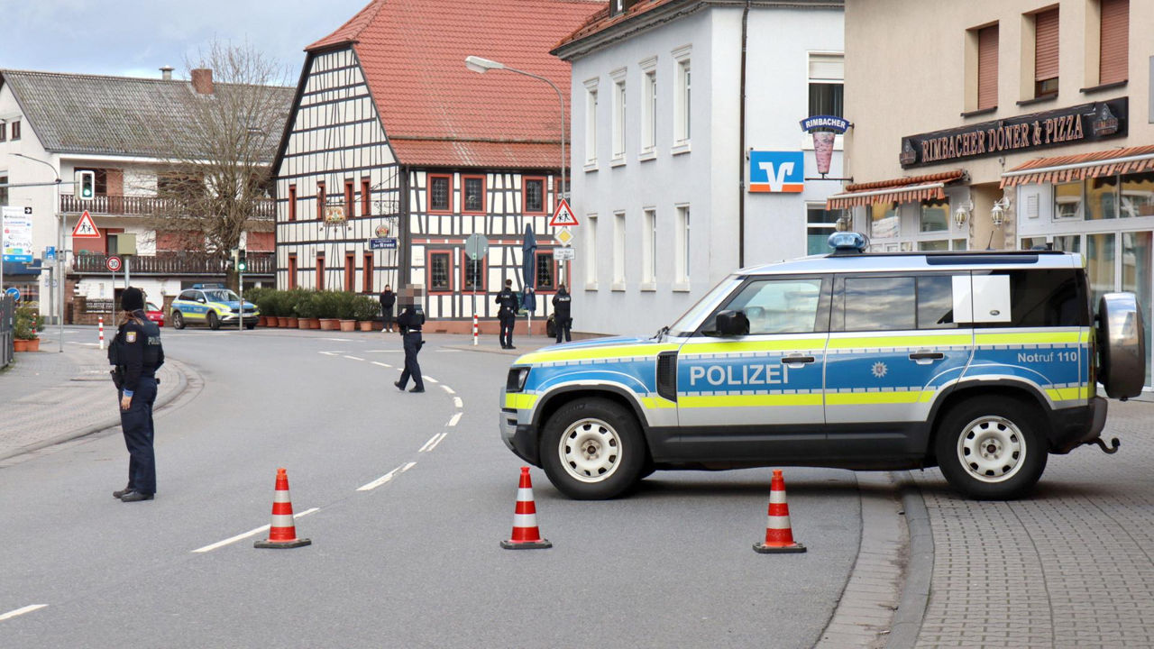 Un bărbat înarmat a intrat într-o bancă din Germania și a luat un ostatic.