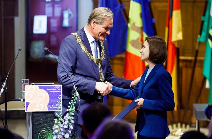 Maia Sandu donează premiul Robert Blum Bisericii din Nișcani.