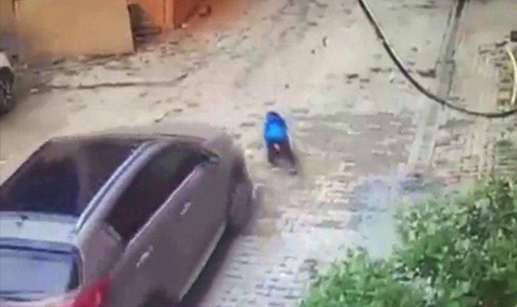 Из машины в панике выбежала перепуганная женщина и спустя несколько секунд уже доставала своего малыша из-под колес. 