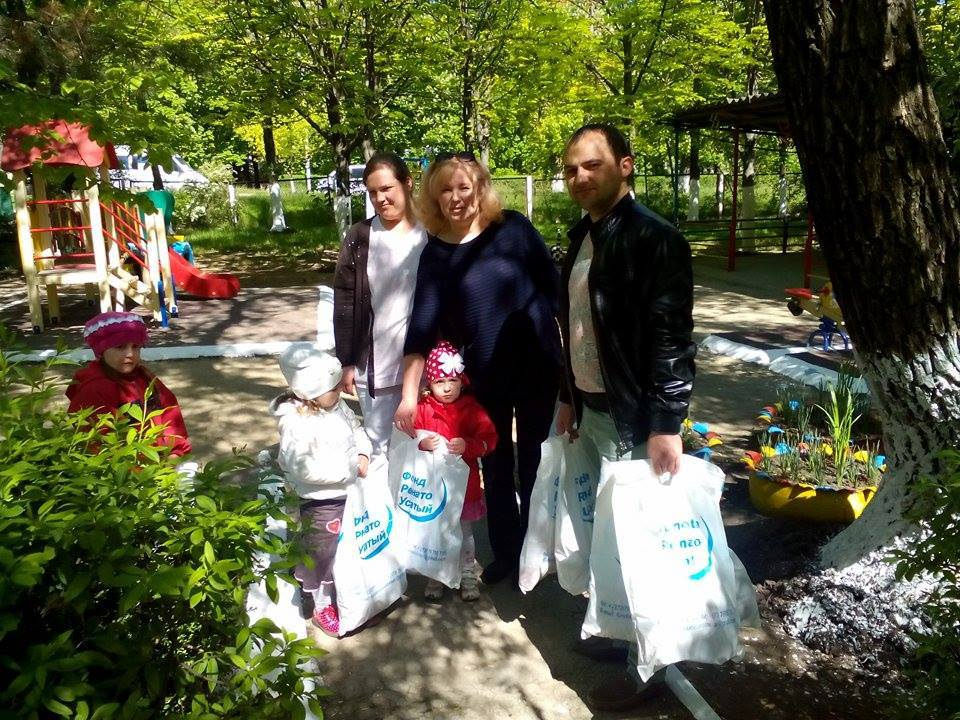 Фонд Усатого поздравил с Пасхой детей и одиноких стариков.
