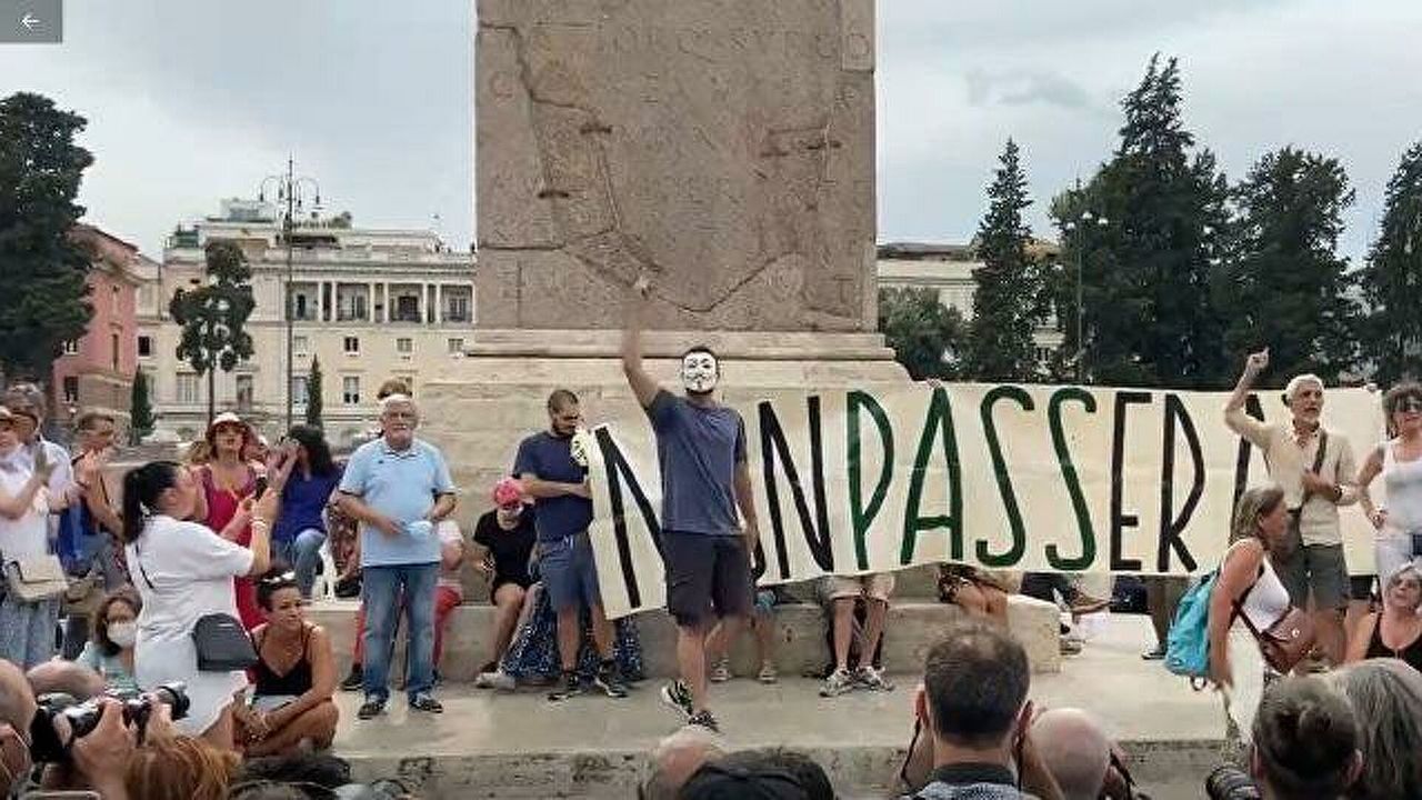Жители Рима вышли на протесты против санитарных пропусков.