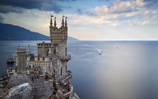В Крыму бурят скалу под замком Ласточкино гнездо.